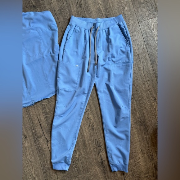 Fabletics Celi Blue Scrub Set- Evolve Top And On Call Joggers- S/M - Picture 6 of 9